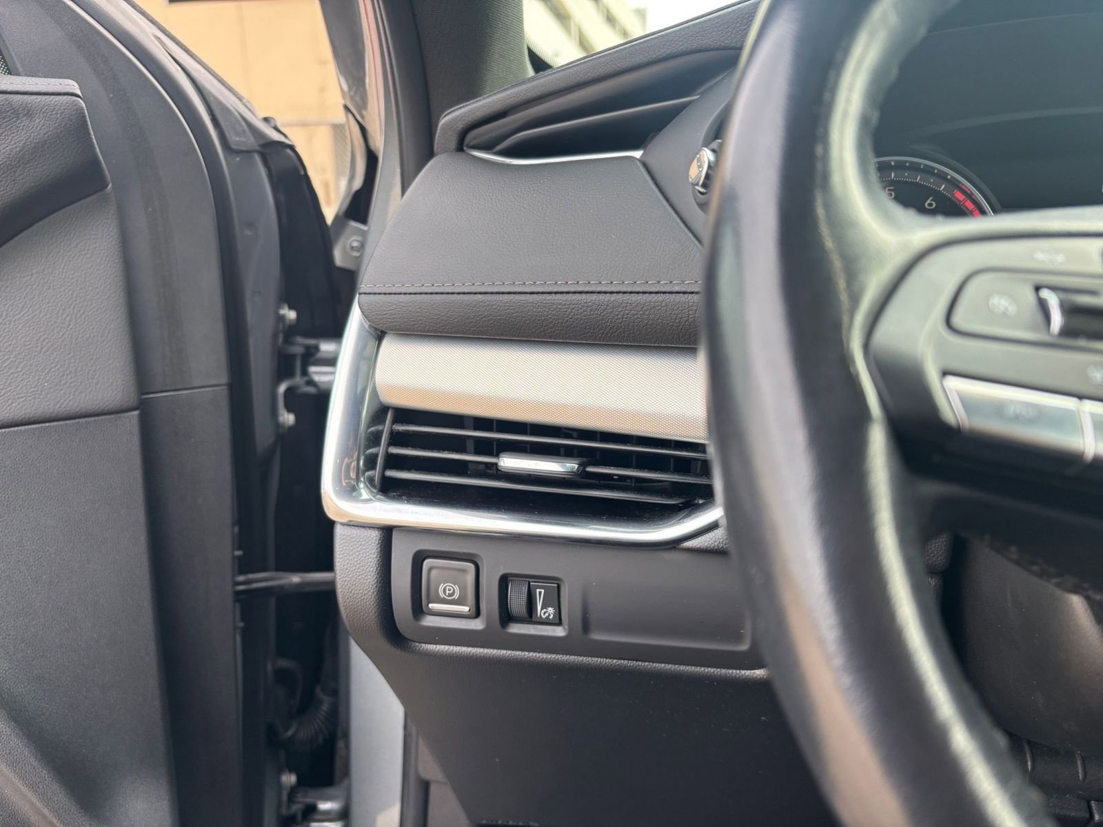 Thumbnail: 2023 Cadillac XT4 - 32