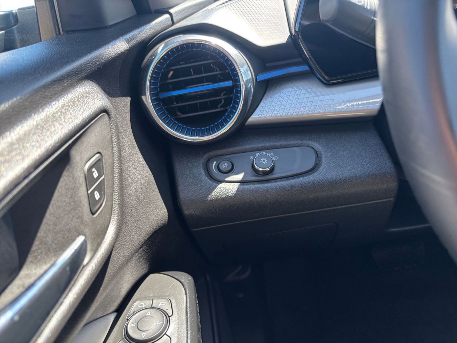 Thumbnail: 2025 Chevrolet Trax - 33