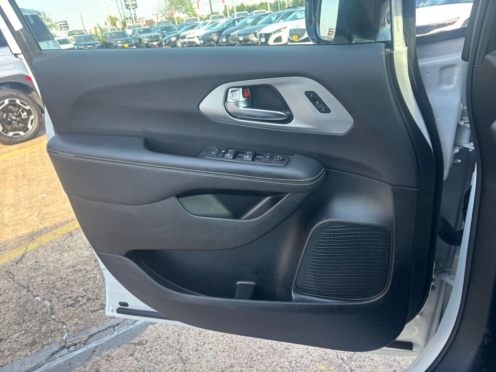 Thumbnail: 2025 Chrysler Pacifica - 18