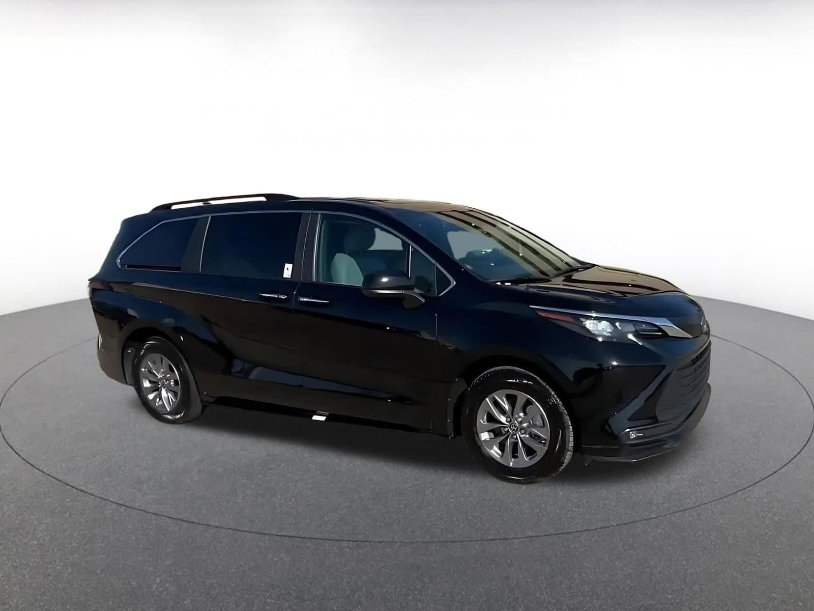 Thumbnail: 2025 Toyota Sienna - 2