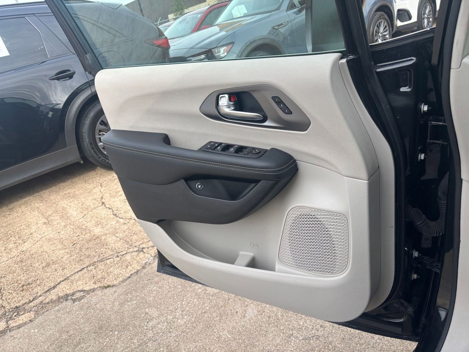 Thumbnail: 2023 Chrysler Pacifica - 21