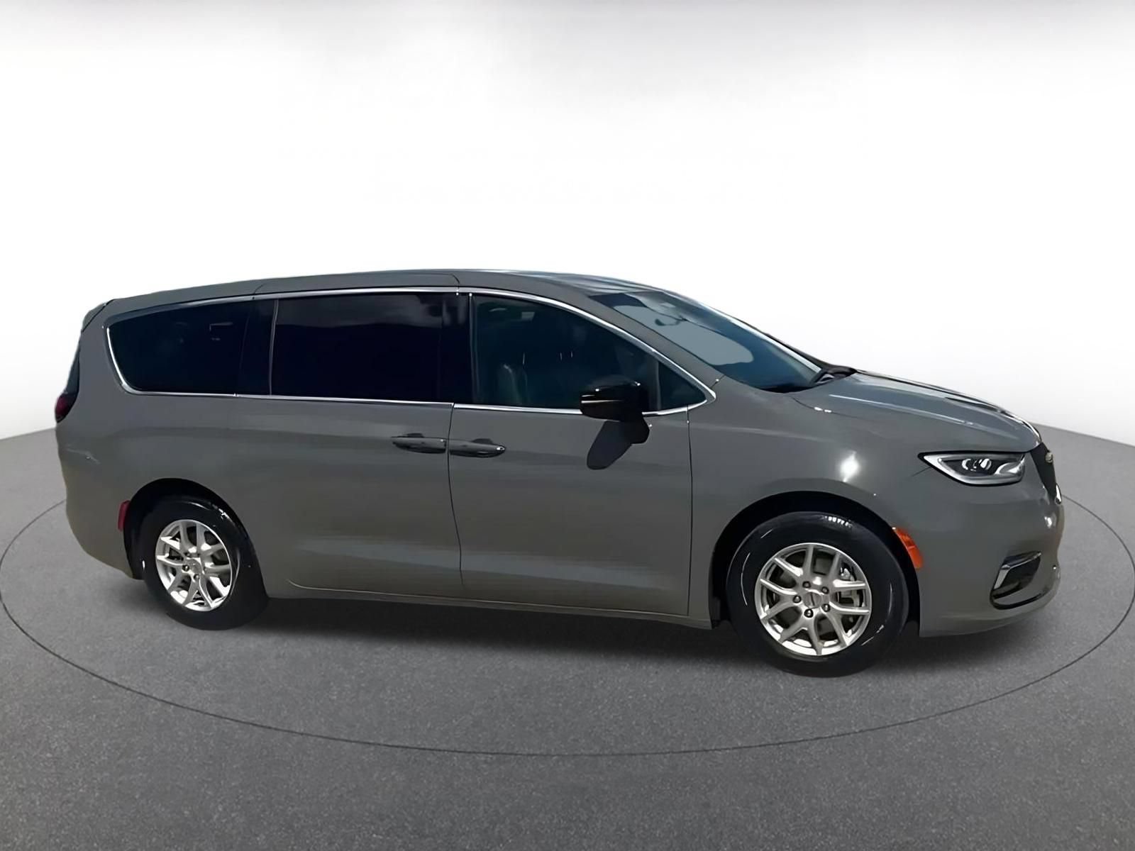 Thumbnail: 2025 Chrysler Pacifica - 15