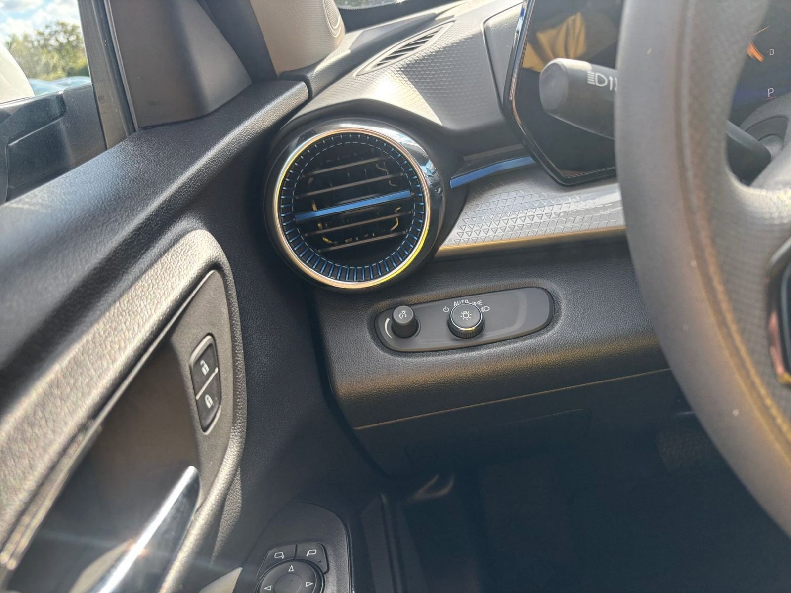 Thumbnail: 2025 Chevrolet Trax - 32