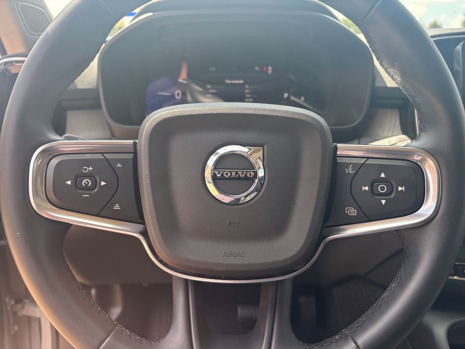 Thumbnail: 2024 Volvo XC40 - 25