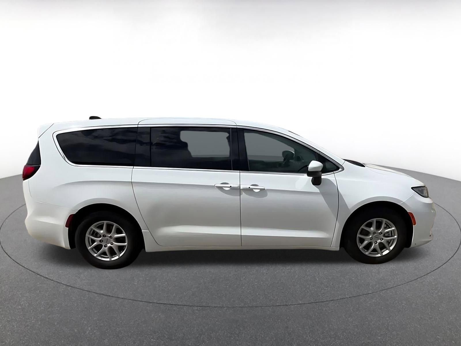Thumbnail: 2023 Chrysler Pacifica - 16