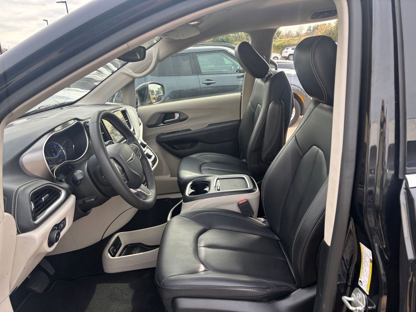 Thumbnail: 2023 Chrysler Pacifica - 28