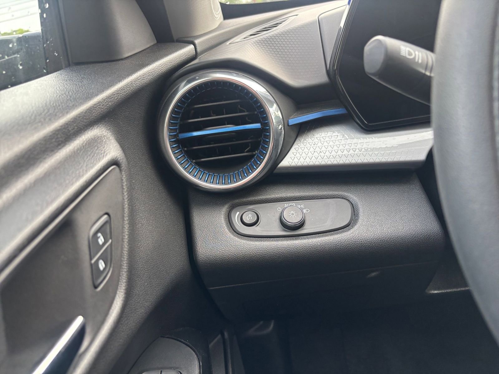 Thumbnail: 2025 Chevrolet Trax - 33