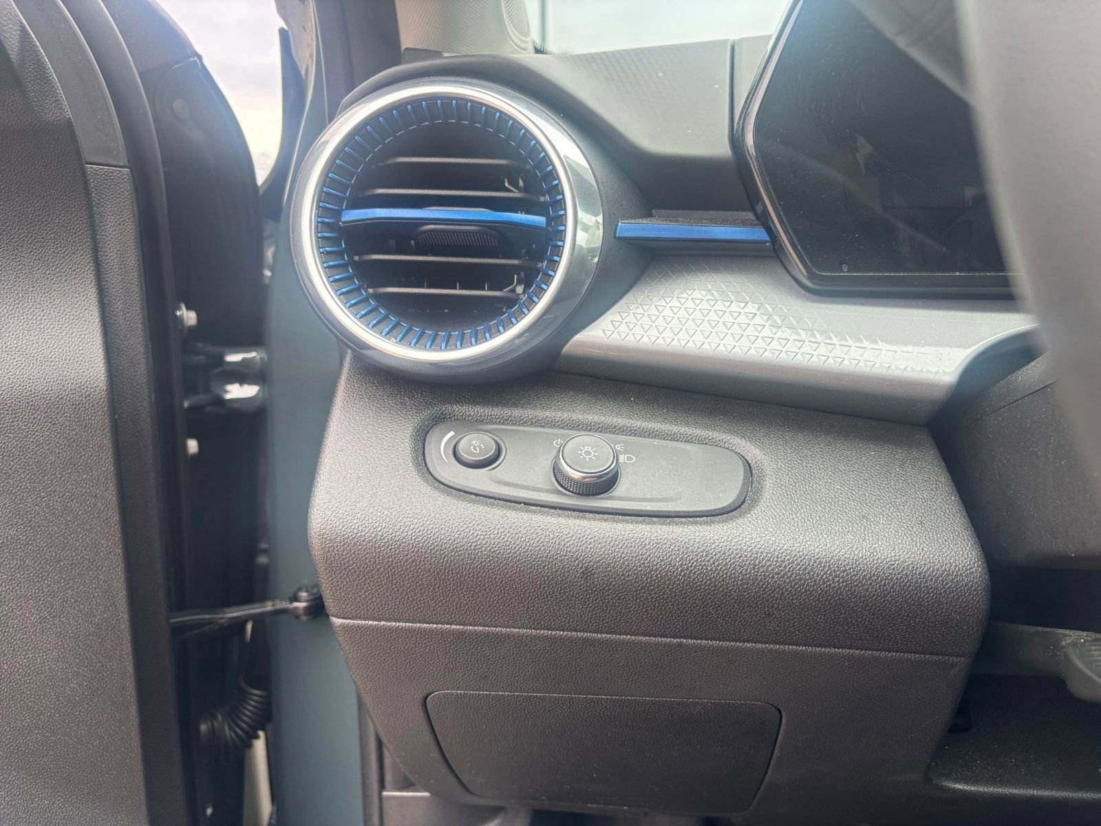 Thumbnail: 2025 Chevrolet Trax - 32
