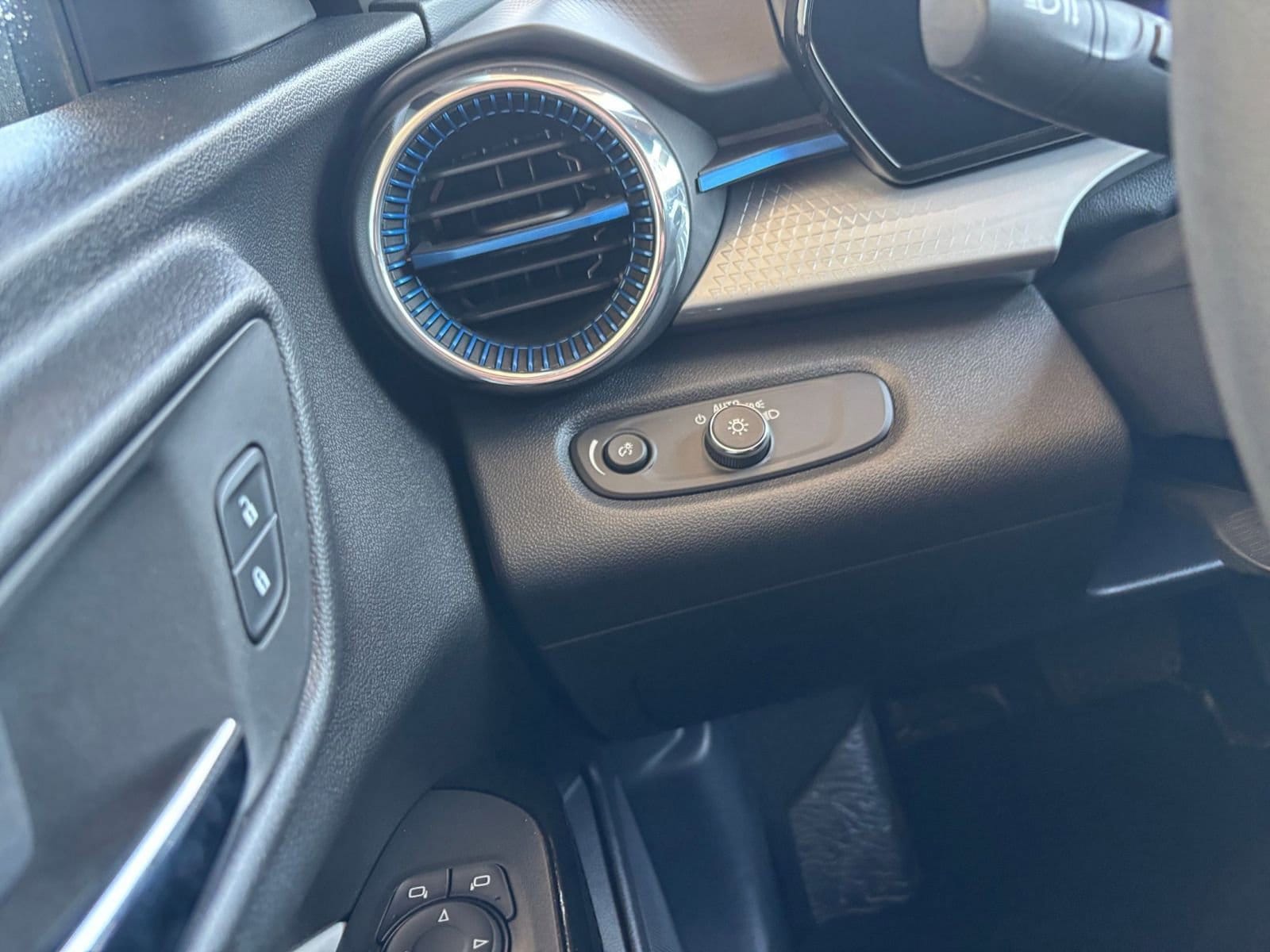 Thumbnail: 2025 Chevrolet Trax - 33