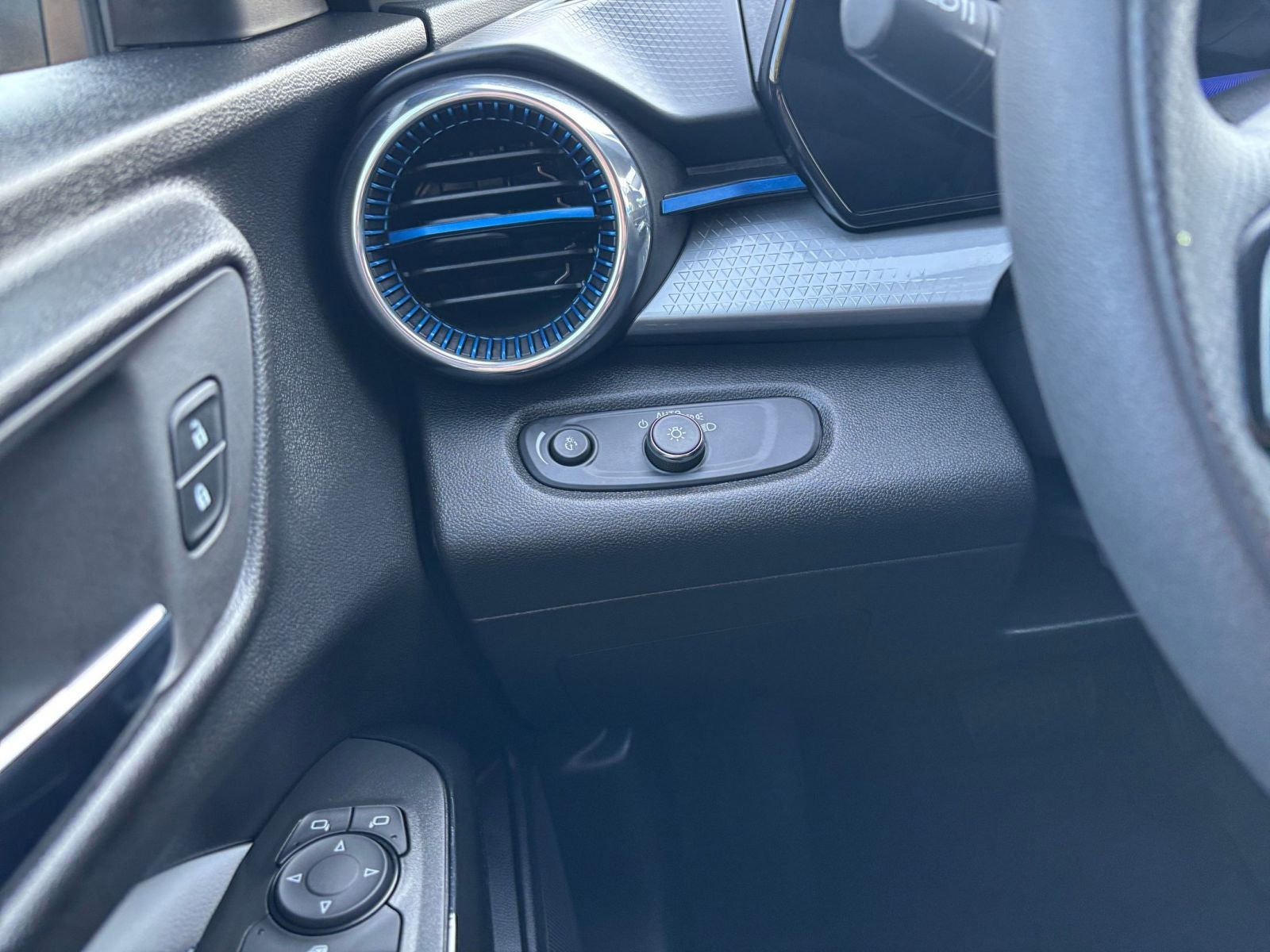 Thumbnail: 2025 Chevrolet Trax - 32