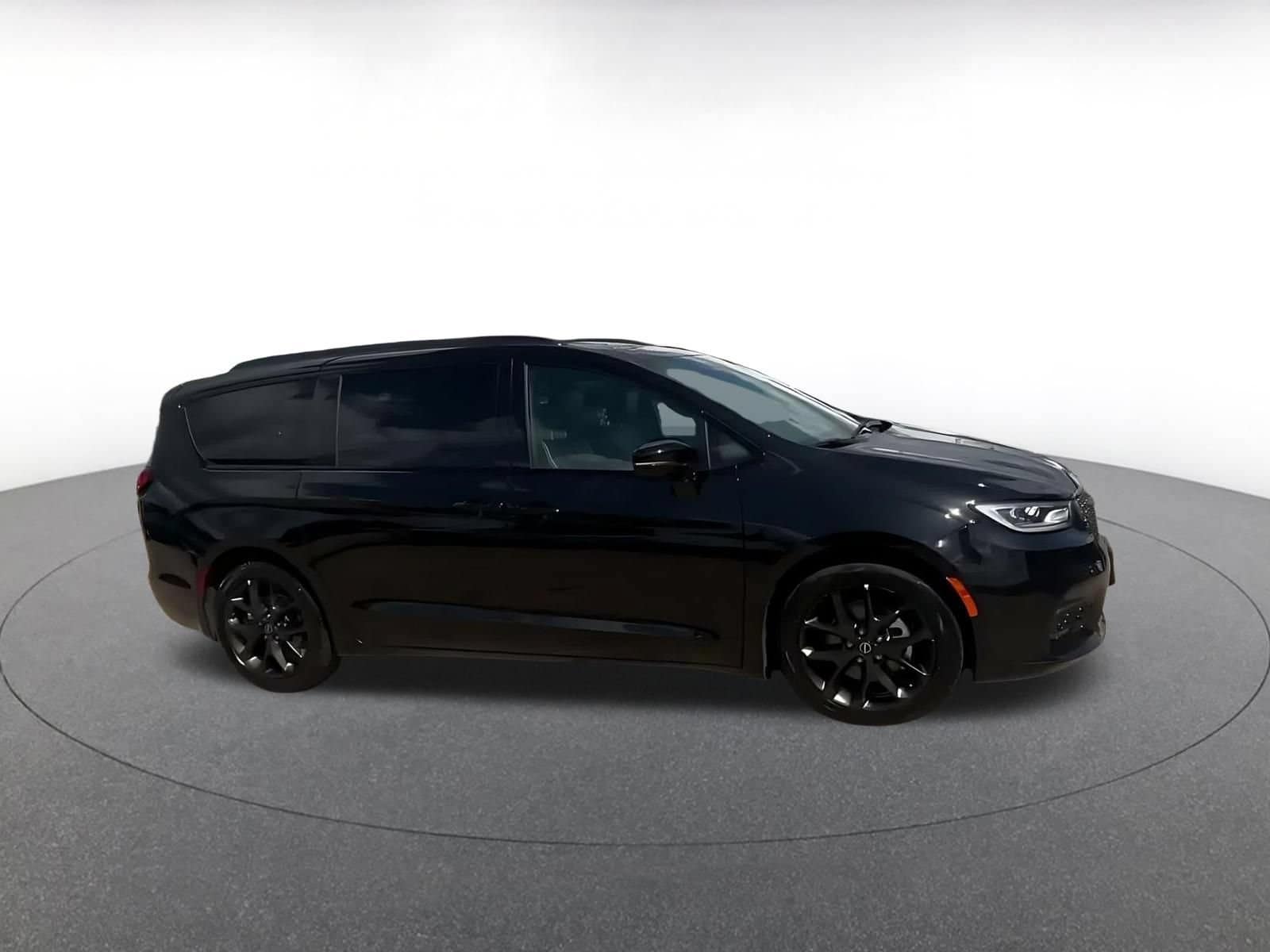 Thumbnail: 2025 Chrysler Pacifica - 2