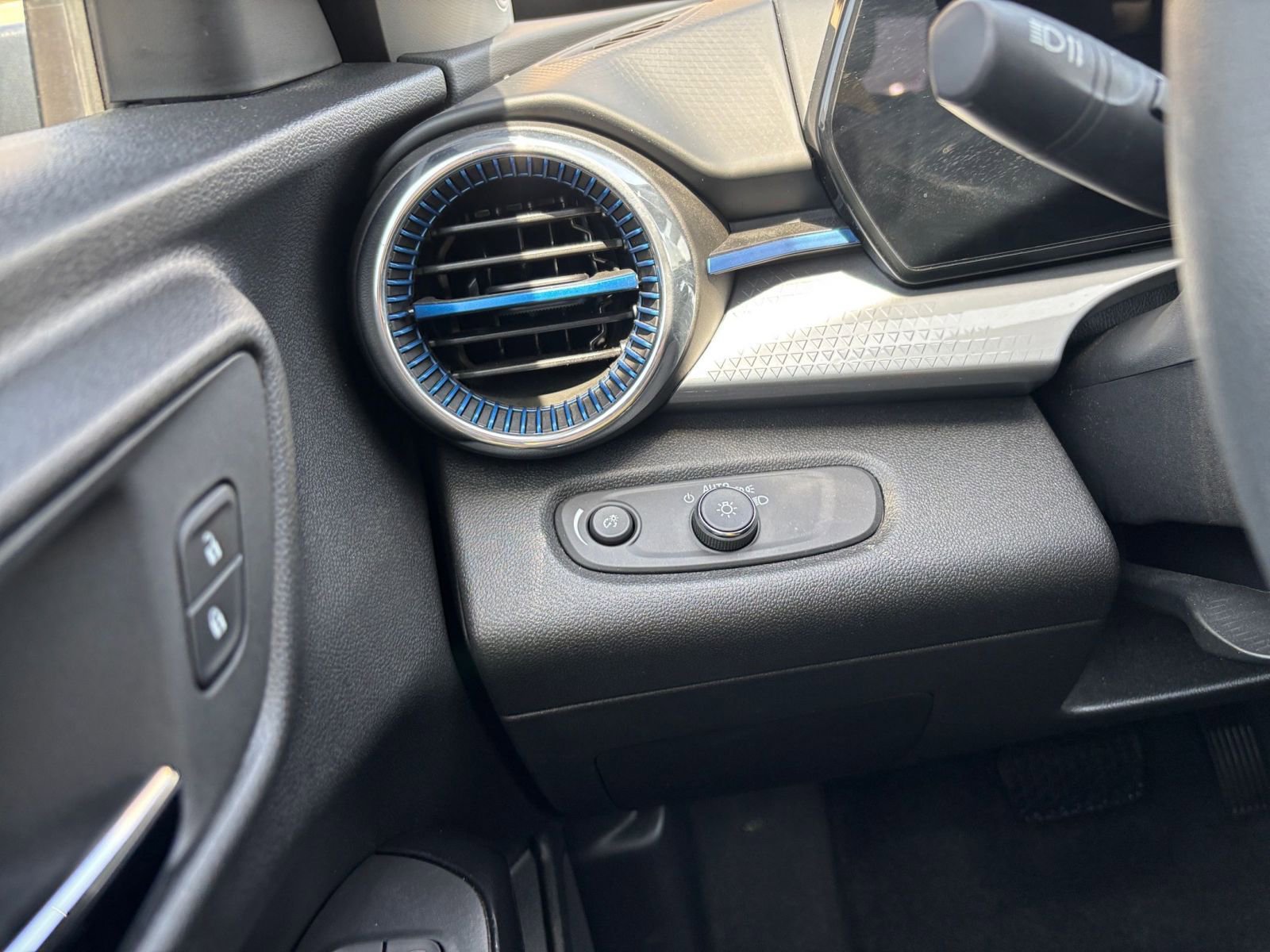 Thumbnail: 2025 Chevrolet Trax - 33