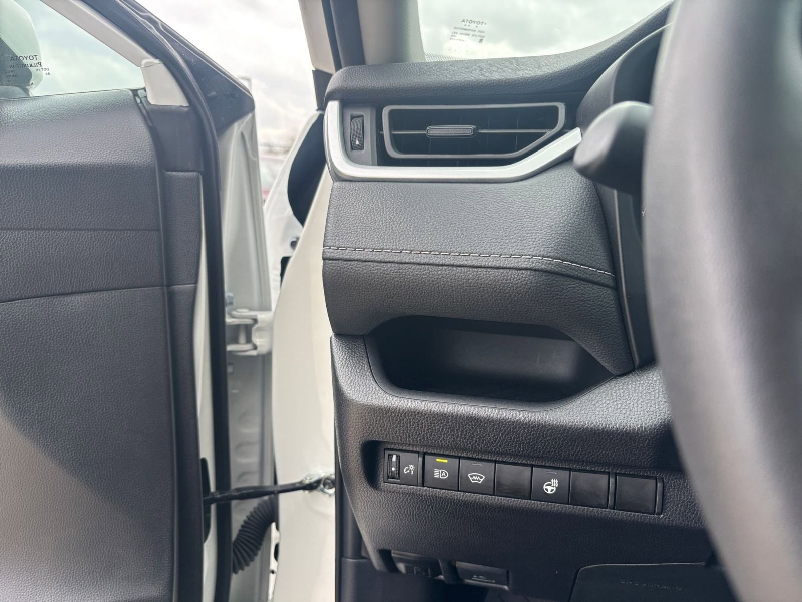 Thumbnail: 2025 Toyota RAV4 - 32