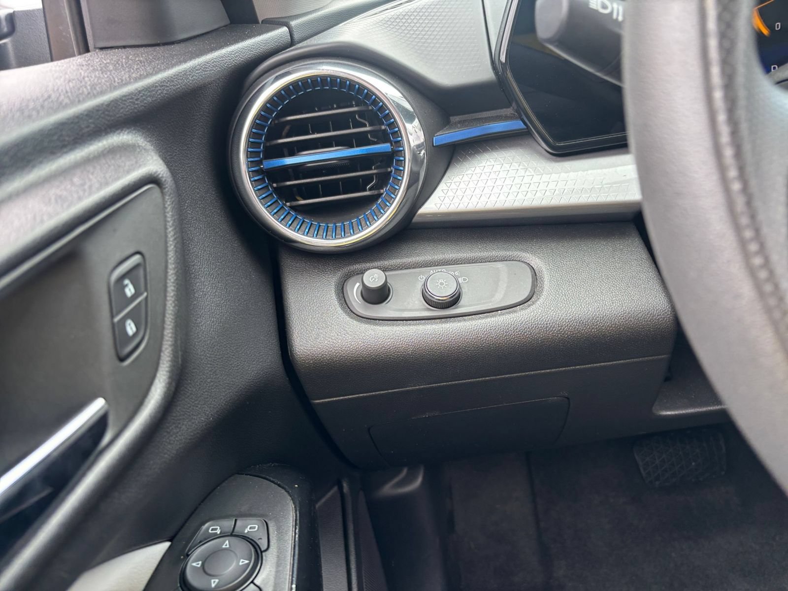 Thumbnail: 2025 Chevrolet Trax - 33