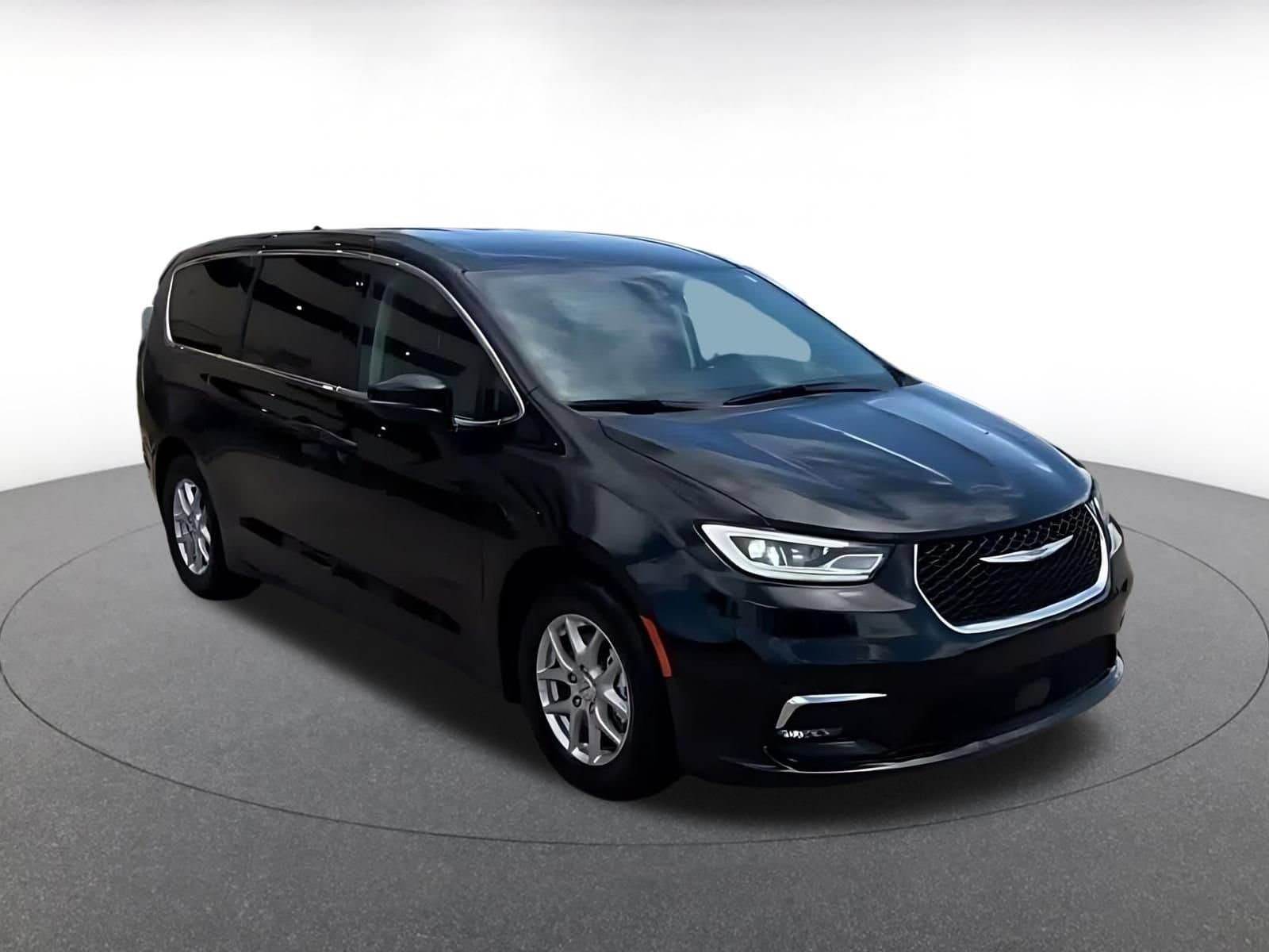 Thumbnail: 2024 Chrysler Pacifica - 3