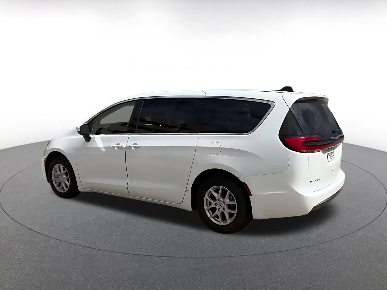Thumbnail: 2023 Chrysler Pacifica - 10