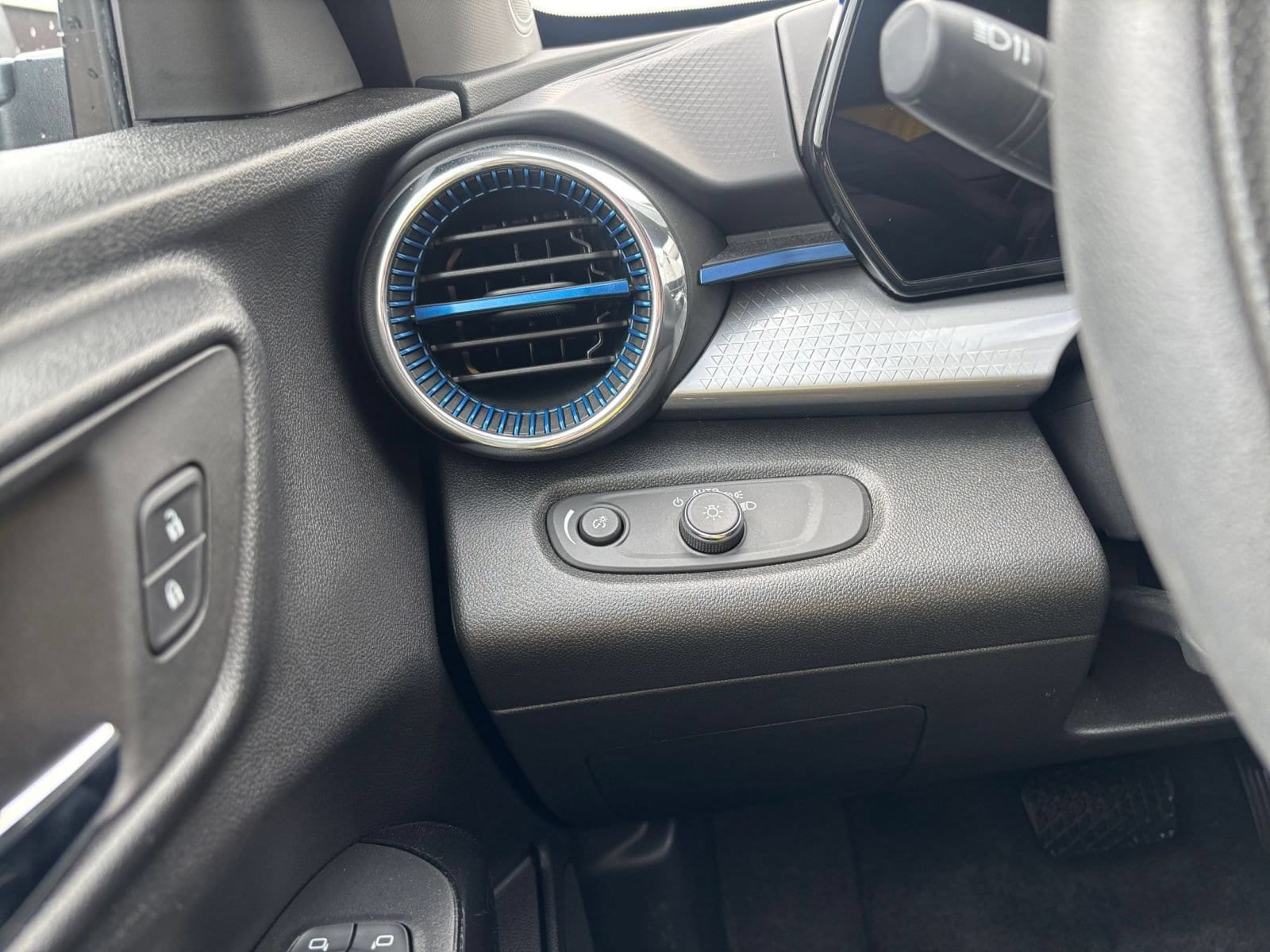 Thumbnail: 2025 Chevrolet Trax - 33