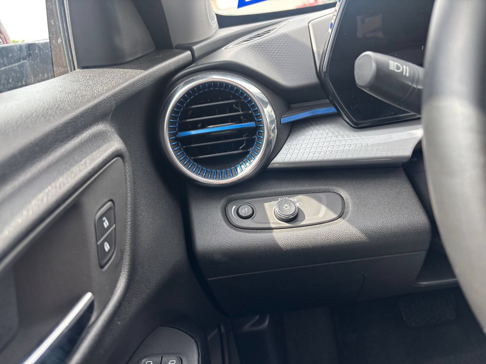 Thumbnail: 2025 Chevrolet Trax - 28