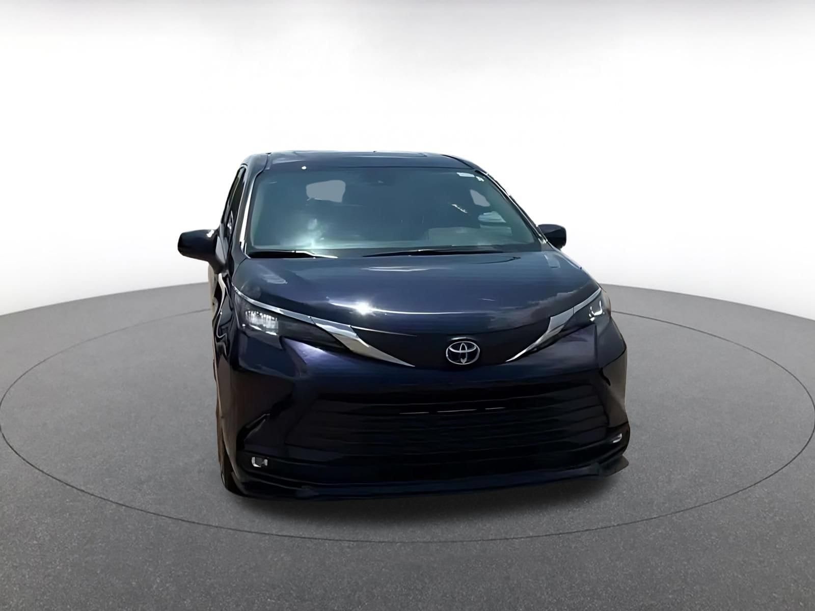 Thumbnail: 2025 Toyota Sienna - 4