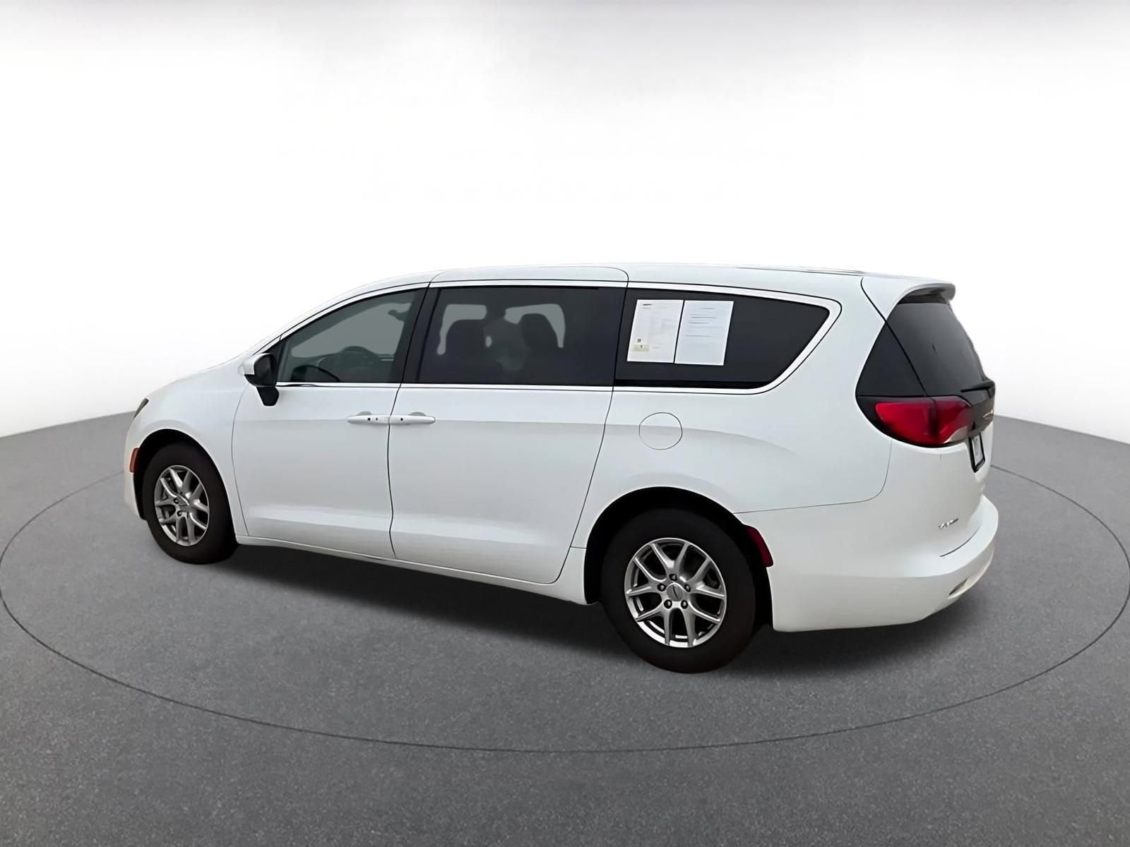 Thumbnail: 2023 Chrysler Voyager - 10