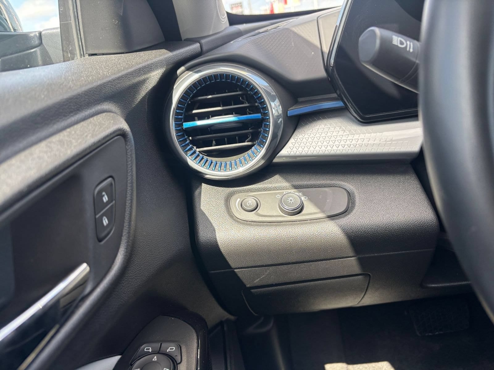 Thumbnail: 2025 Chevrolet Trax - 32