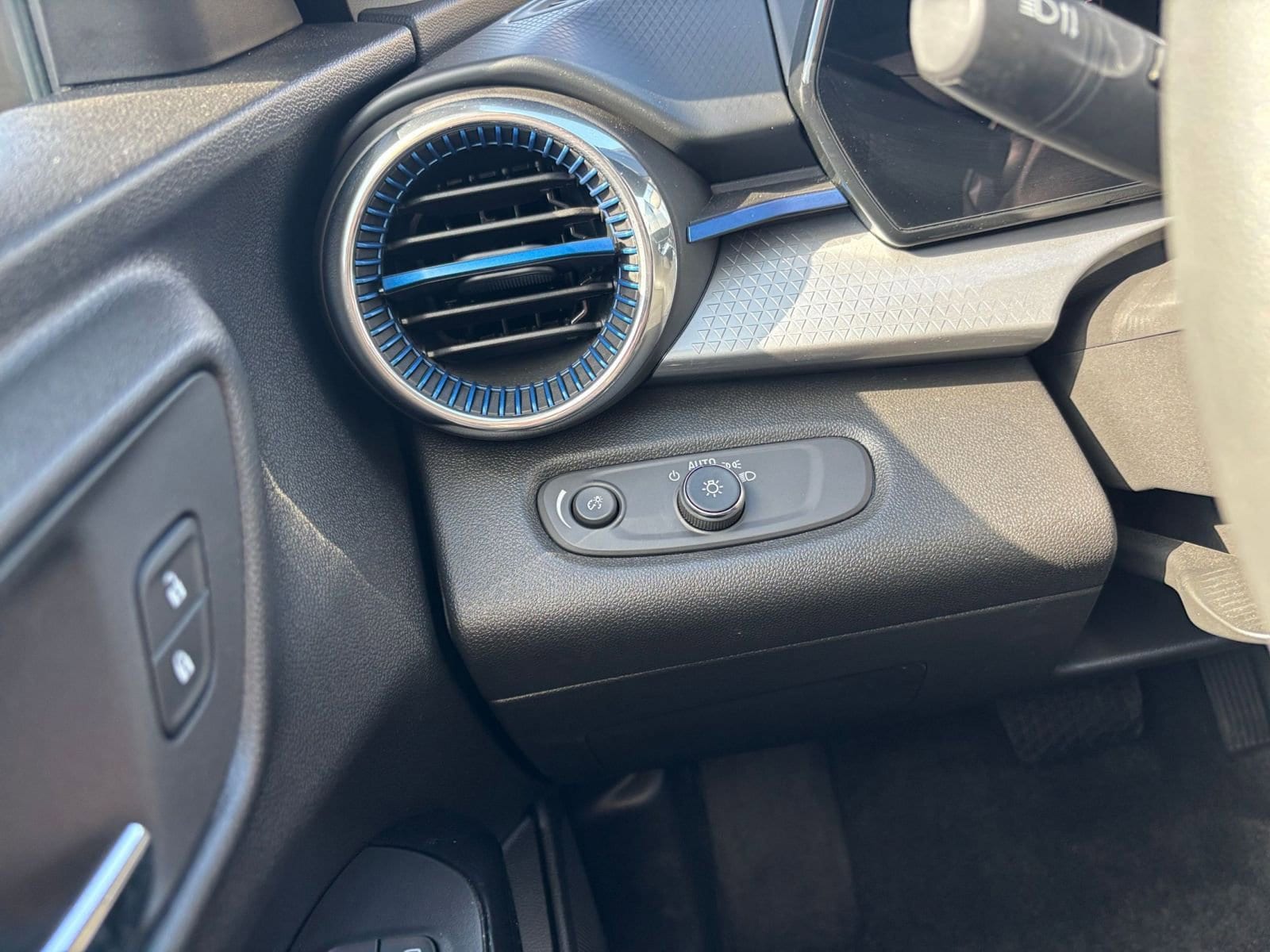 Thumbnail: 2025 Chevrolet Trax - 33