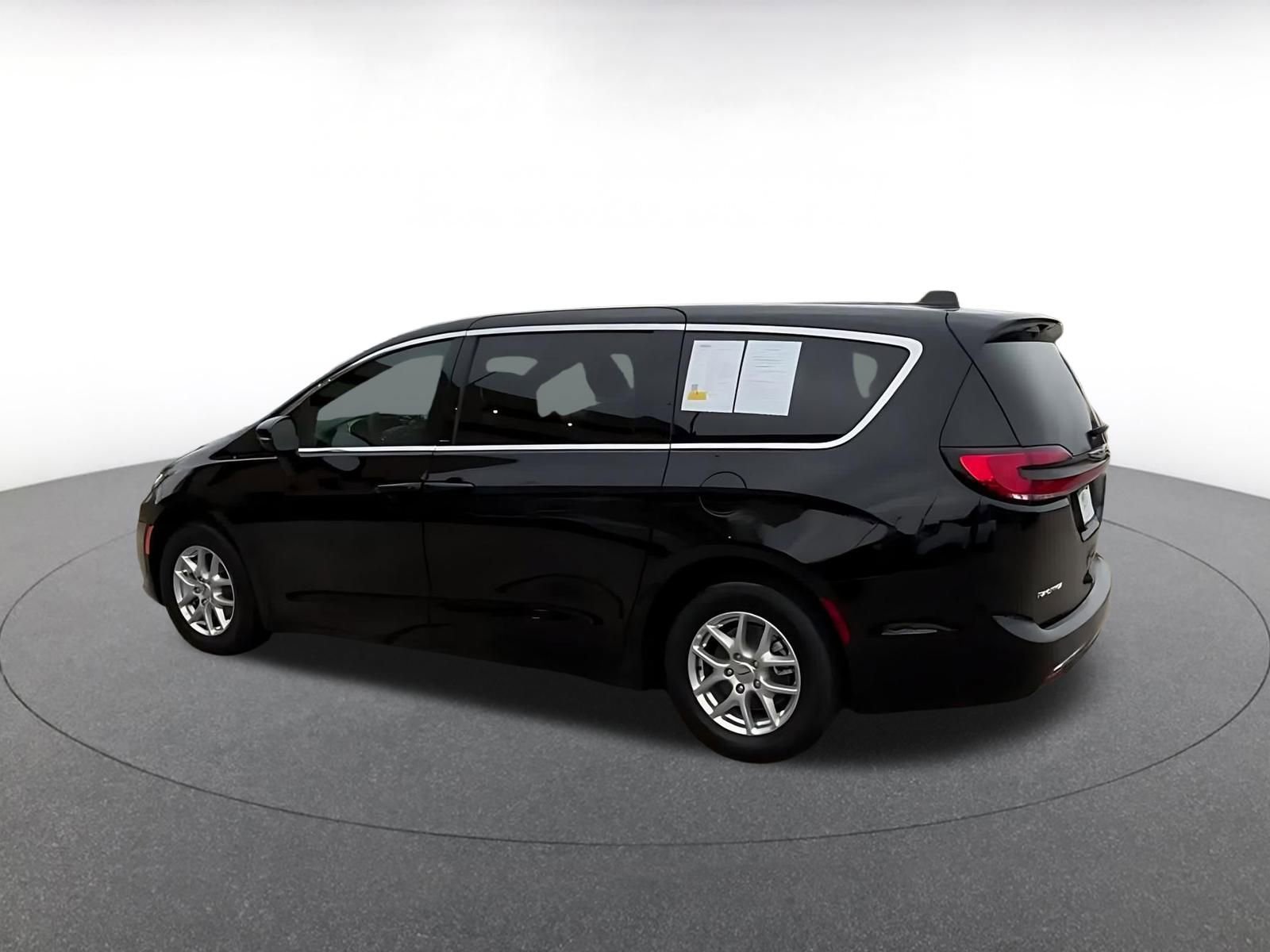 Thumbnail: 2025 Chrysler Pacifica - 10