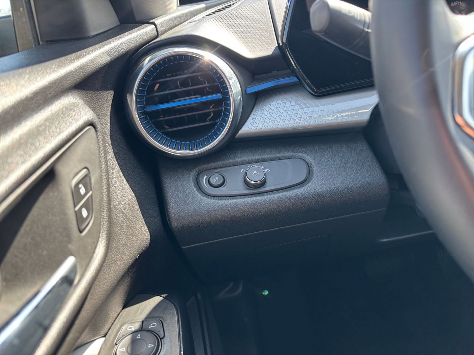 Thumbnail: 2025 Chevrolet Trax - 33