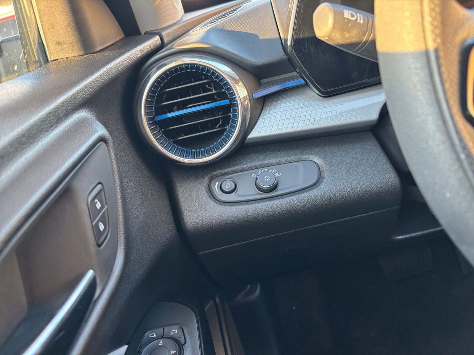 Thumbnail: 2025 Chevrolet Trax - 32