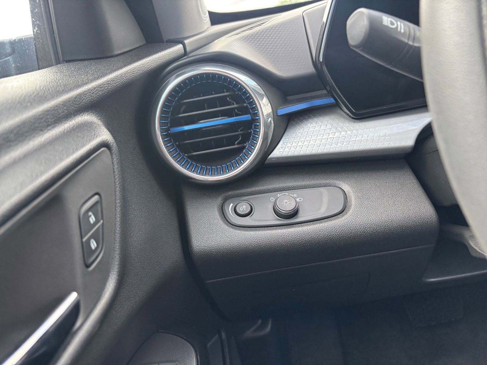 Thumbnail: 2025 Chevrolet Trax - 33