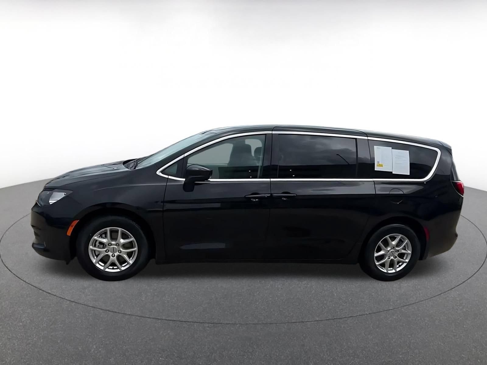 Thumbnail: 2023 Chrysler Voyager - 8