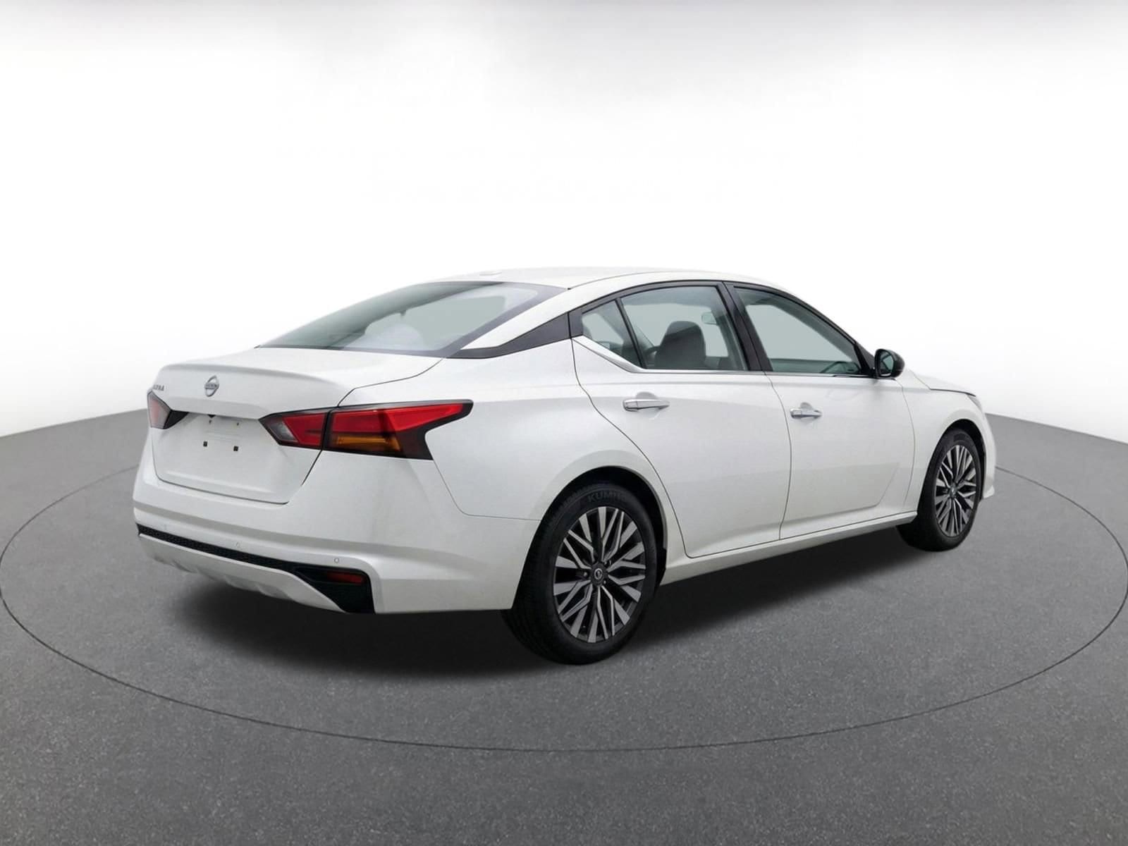 Thumbnail: 2025 Nissan Altima - 9