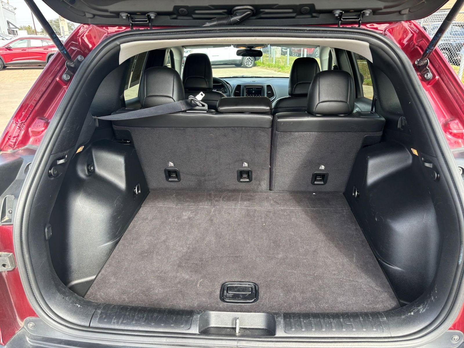 Thumbnail: 2020 Jeep Cherokee - 31