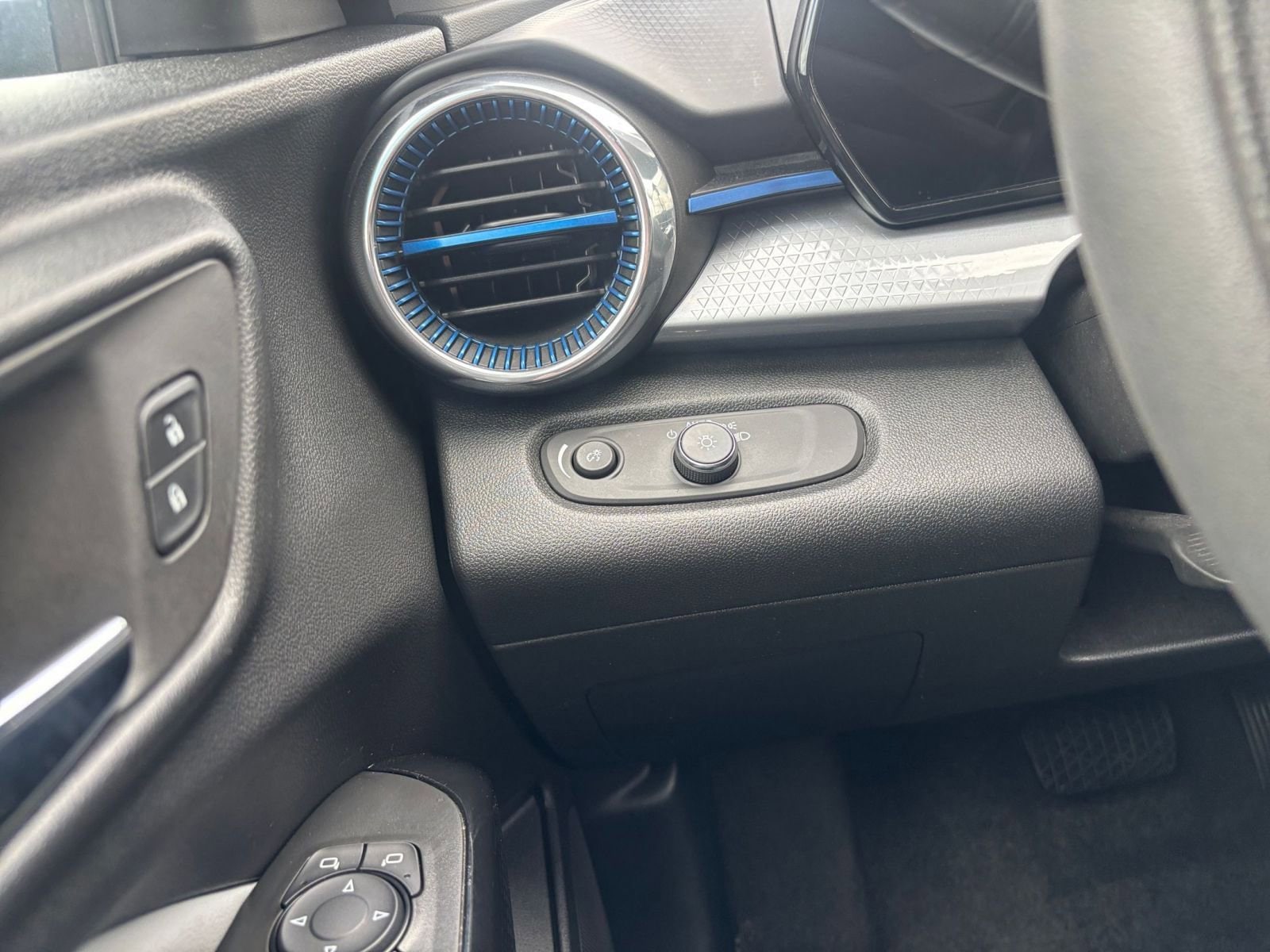 Thumbnail: 2025 Chevrolet Trax - 33