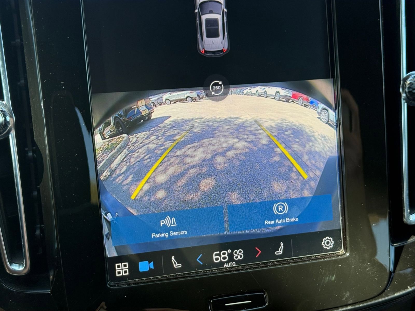 Thumbnail: 2023 Volvo XC40 - 31