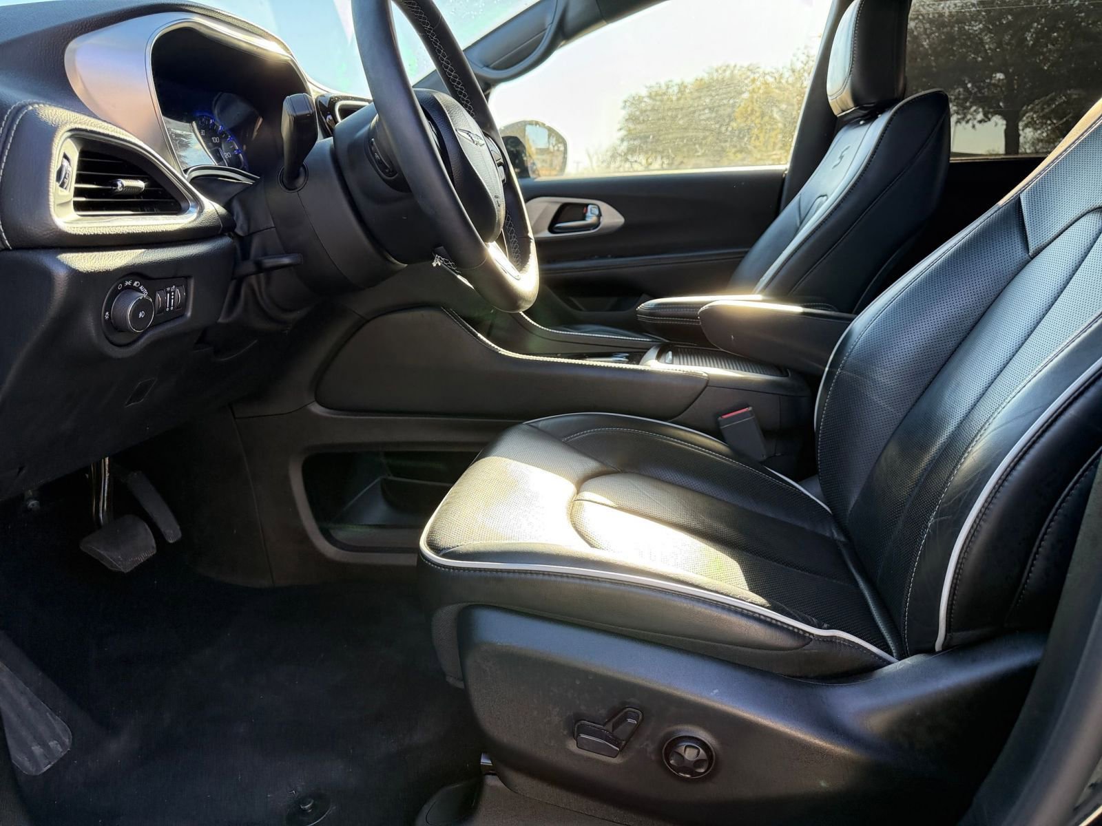 Thumbnail: 2025 Chrysler Pacifica - 30