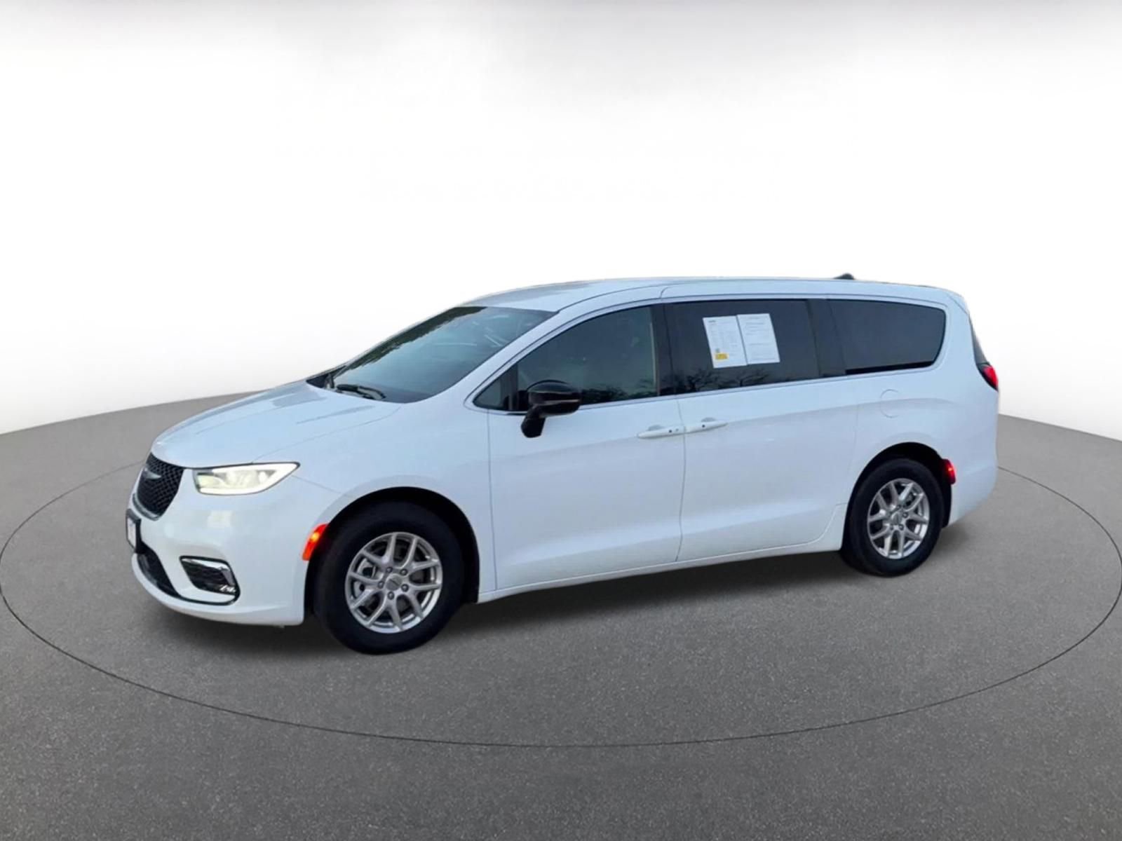 Thumbnail: 2025 Chrysler Pacifica - 8