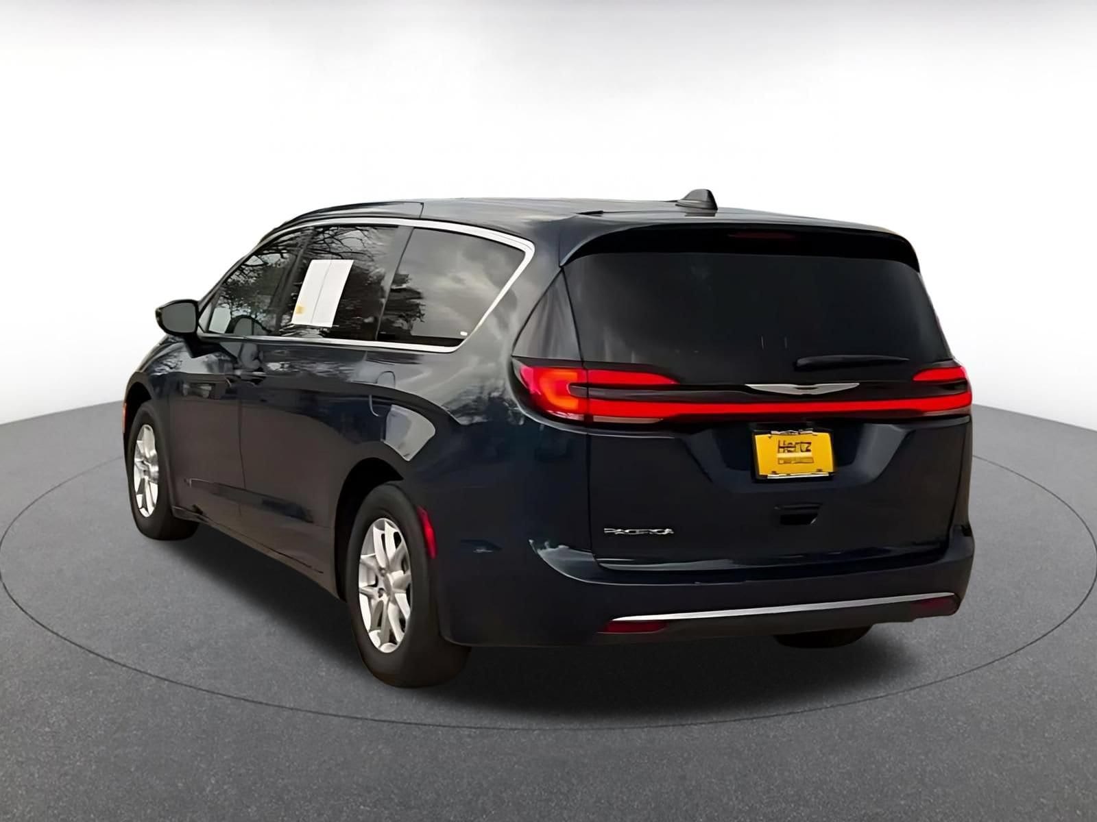 Thumbnail: 2025 Chrysler Pacifica - 10