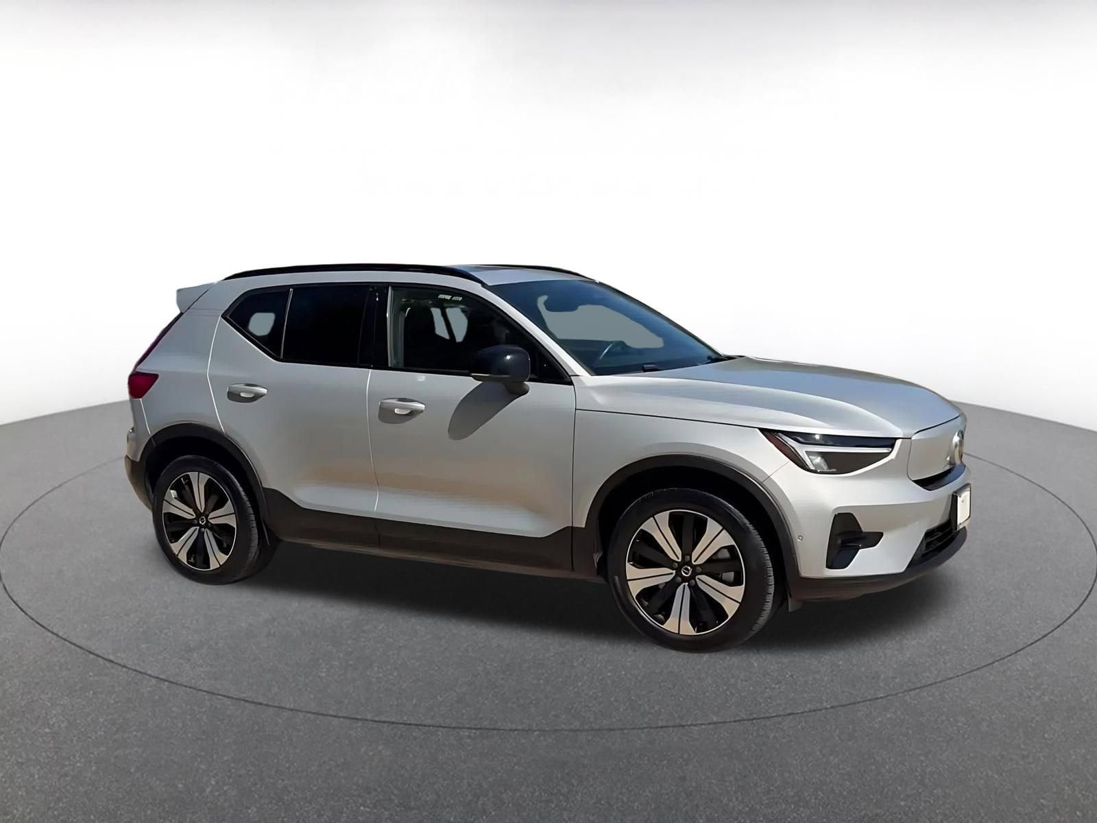 Thumbnail: 2023 Volvo XC40 - 2