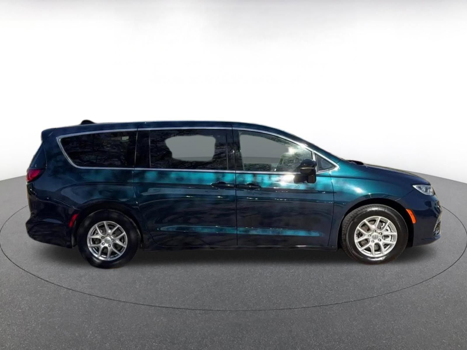 Thumbnail: 2025 Chrysler Pacifica - 16