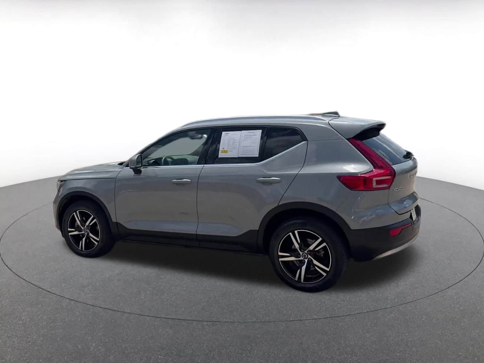 Thumbnail: 2024 Volvo XC40 - 10