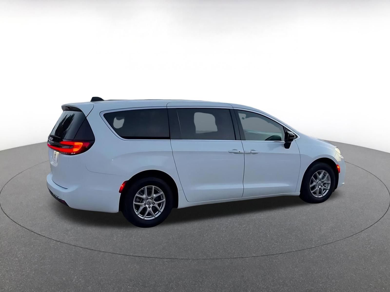 Thumbnail: 2025 Chrysler Pacifica - 15