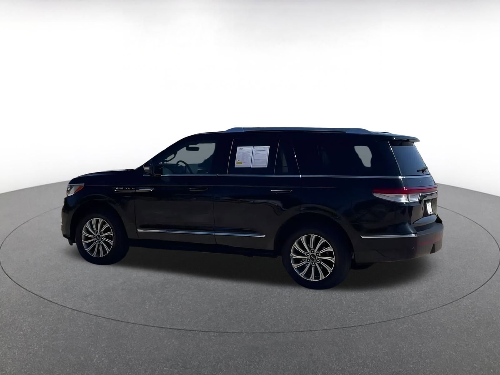 Thumbnail: 2024 Lincoln Navigator - 10