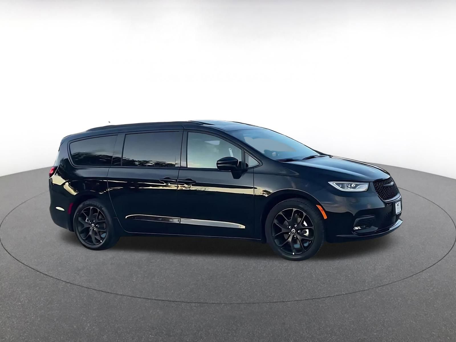 Thumbnail: 2025 Chrysler Pacifica - 2