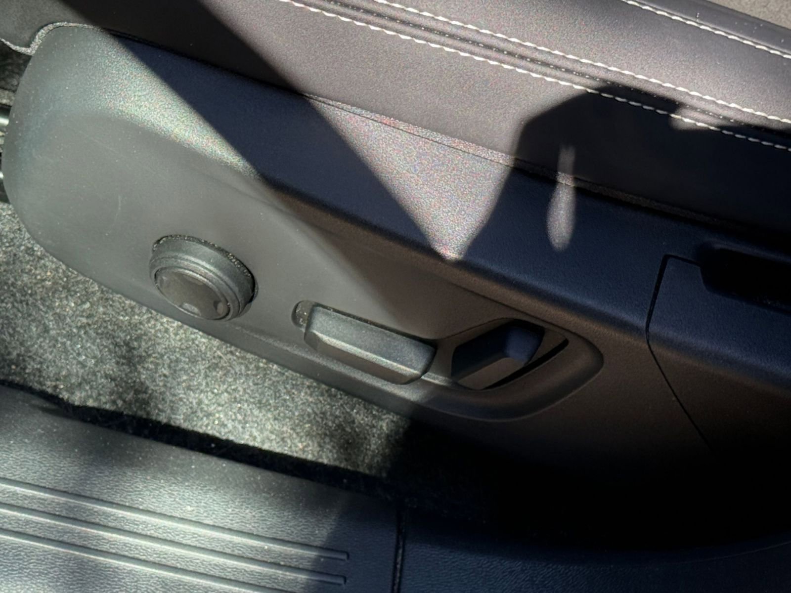 Thumbnail: 2023 Volvo XC40 - 28