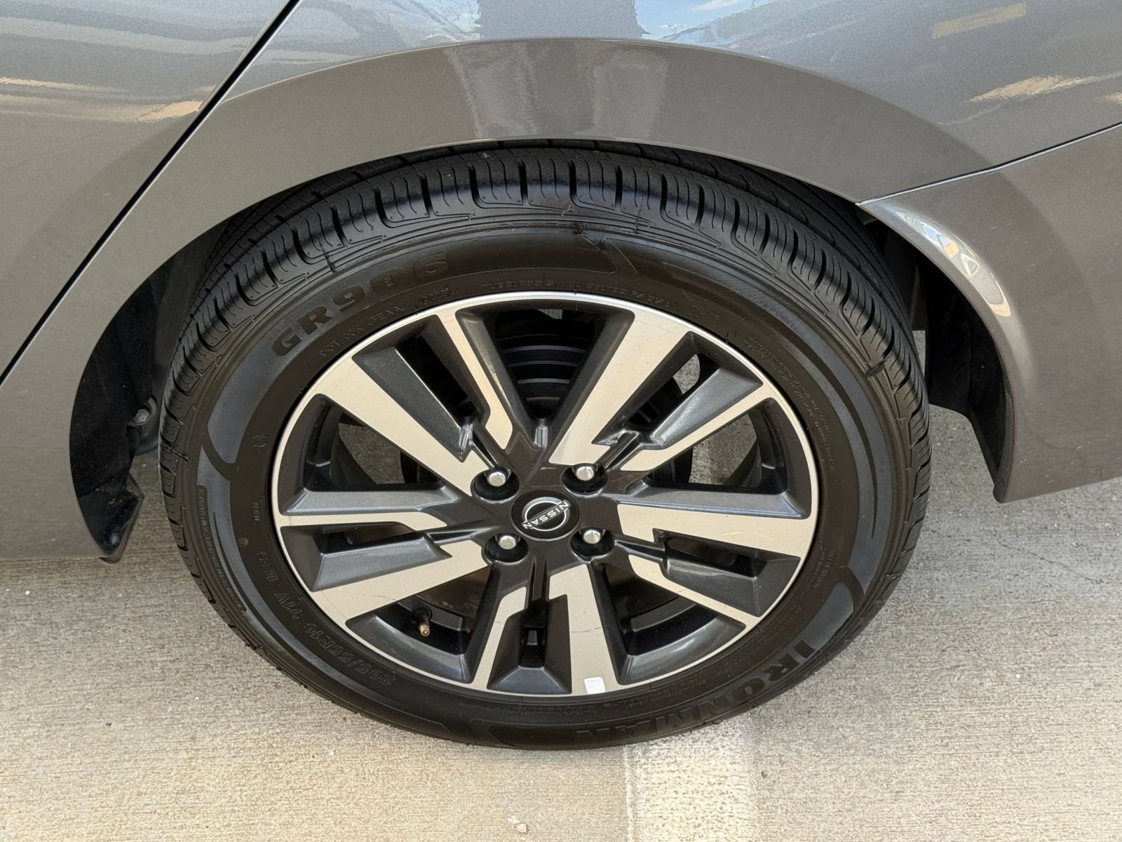 2025 Nissan Versa Sedan SV - Photo 25