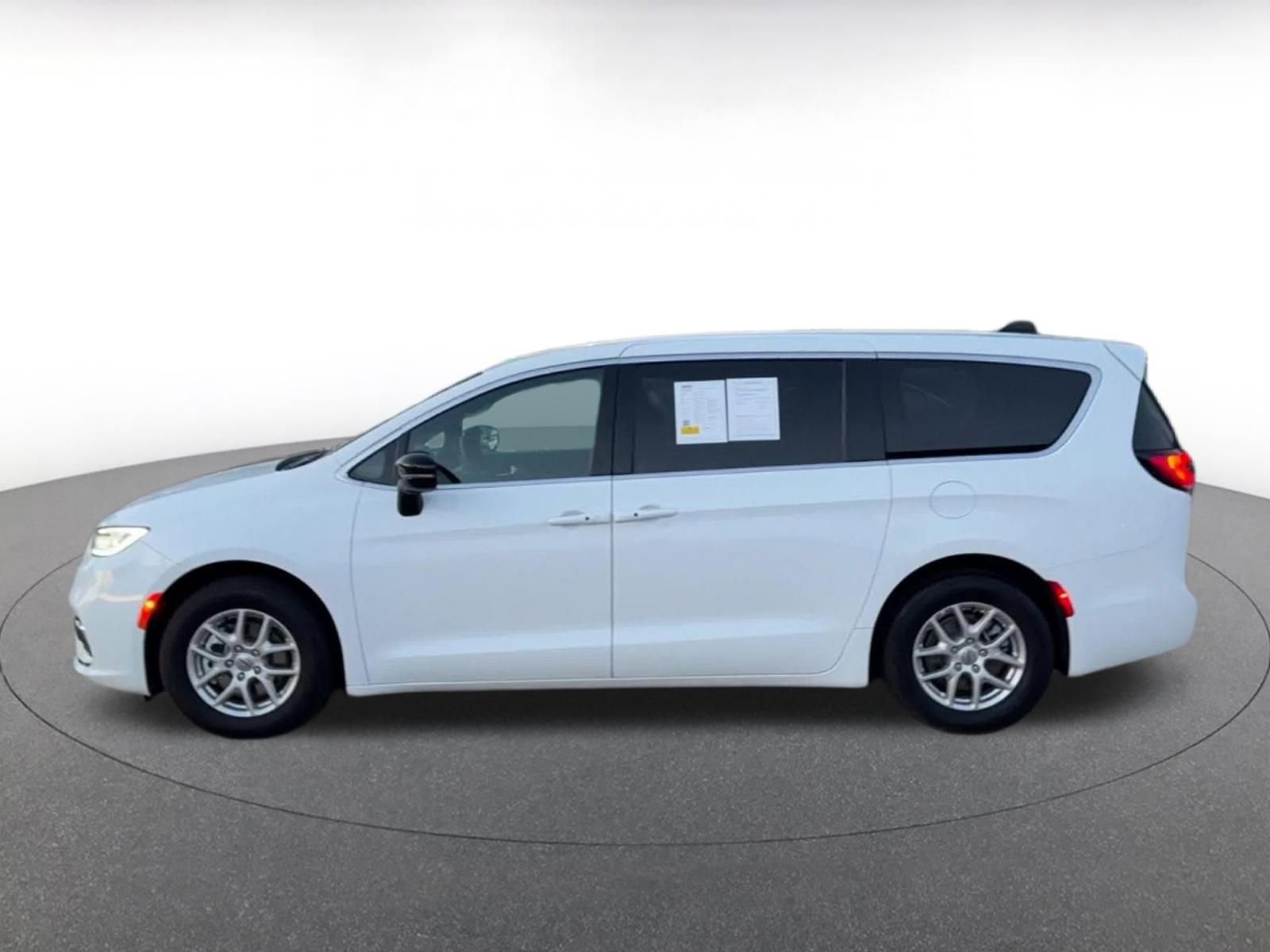 Thumbnail: 2025 Chrysler Pacifica - 9