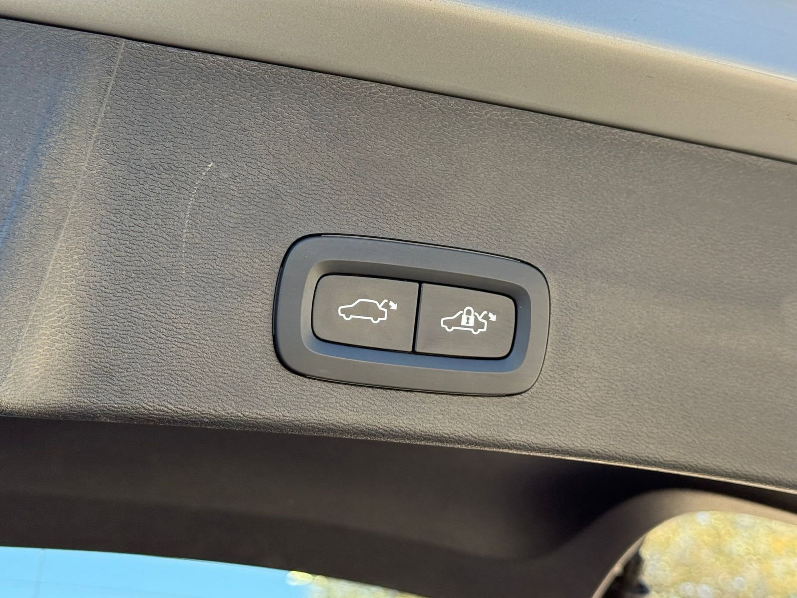 Thumbnail: 2023 Volvo XC40 - 29