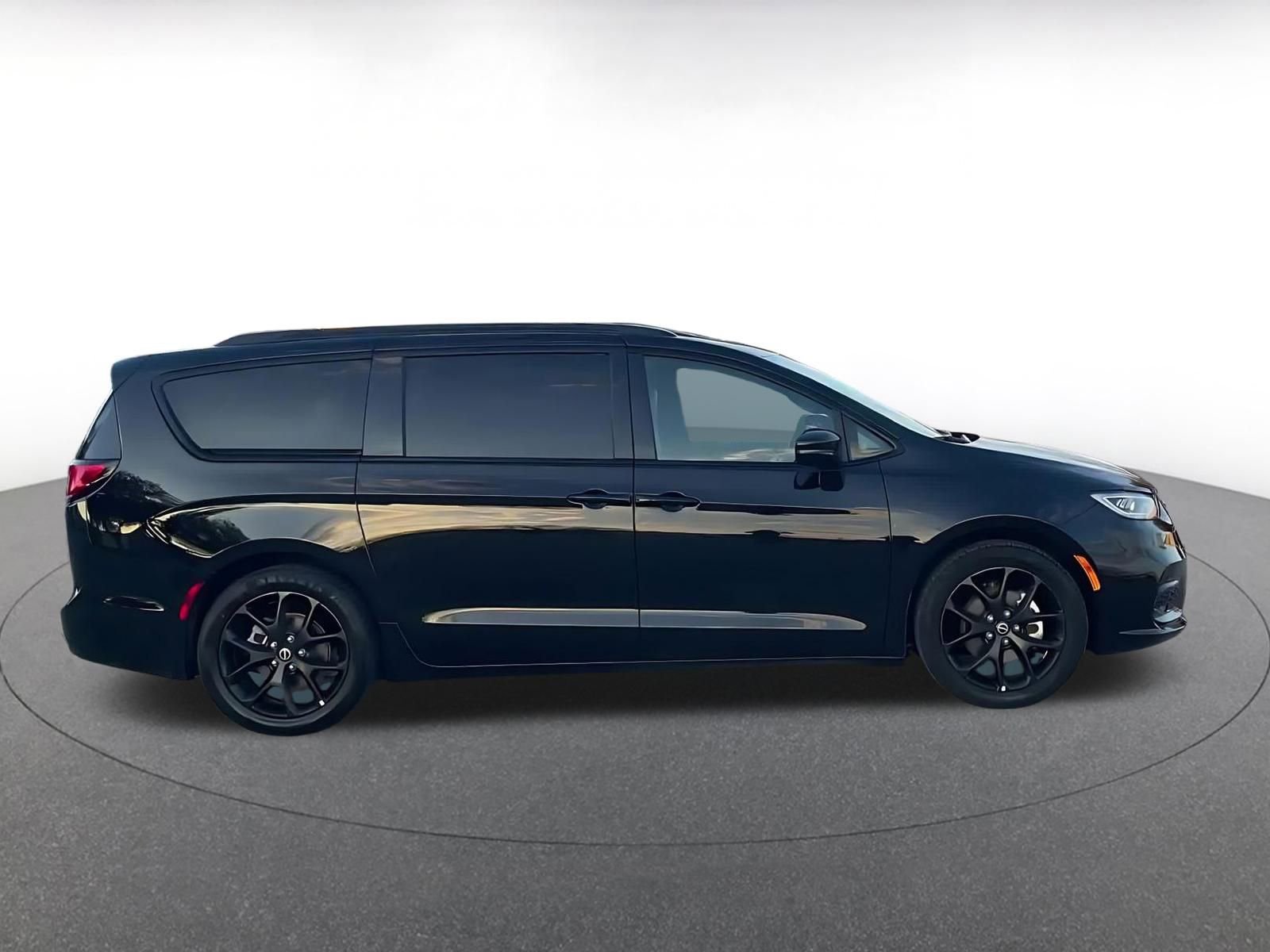 Thumbnail: 2025 Chrysler Pacifica - 16