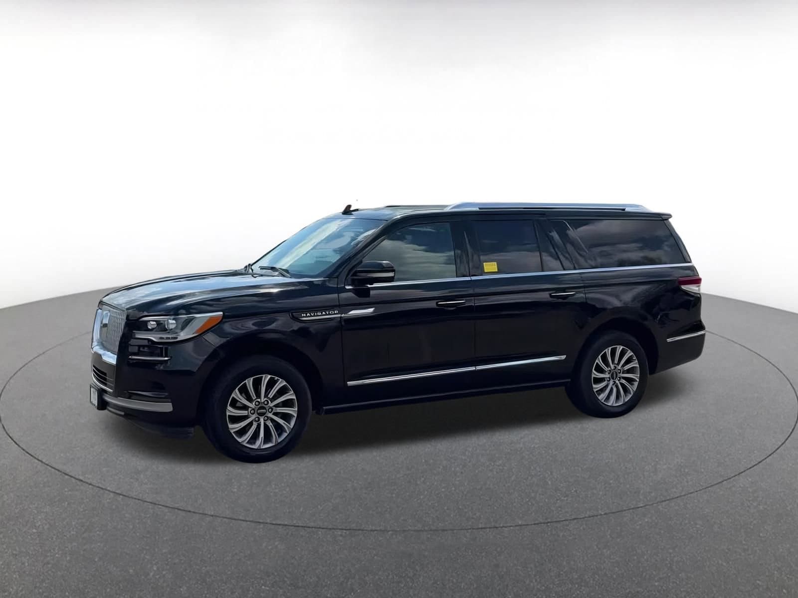 Thumbnail: 2024 Lincoln Navigator L - 8
